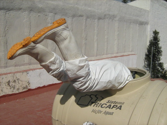 maneobras para entrar a una cisterna o tinacos